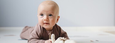 ¿A qué edad sostiene y levanta la cabeza el bebé?