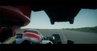 Un camión salta un auto de Formula 1
