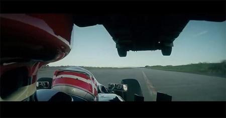 Un camión salta un auto de Formula 1
