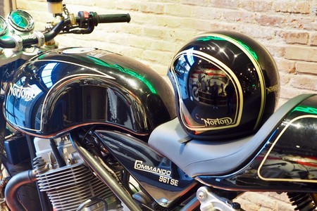 NZI y Norton Motorcycles, unidos por el estilo retro con unos cascos muy british