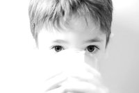 Recomiendan dar leche antes que agua para hidratar a los niños