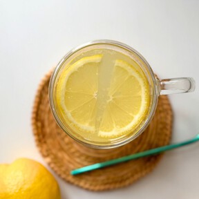 Agua de limón, una bebida sencilla con grandes beneficios para cualquier momento del día