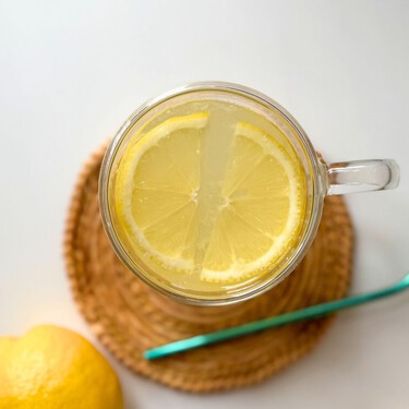 Agua de limón, una bebida sencilla con grandes beneficios para cualquier momento del día