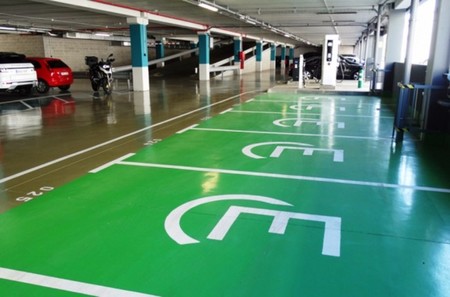 Si viajas a Finlandia con tu auto eléctrico, no tendrás problema para encontrar estacionamiento exclusivo