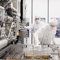 A China está se preparando para sua primeira grande vitória no setor de chips: já está produzindo em massa suas próprias máquinas de litografia DUV, segundo o The Information 