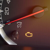 Mi carro lleva meses con el “check engine” encendido, pero funciona bien. ¿Puede pasar la siguiente verificación?