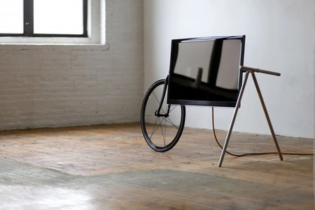 Práctico y curioso, un soporte móvil para el televisor