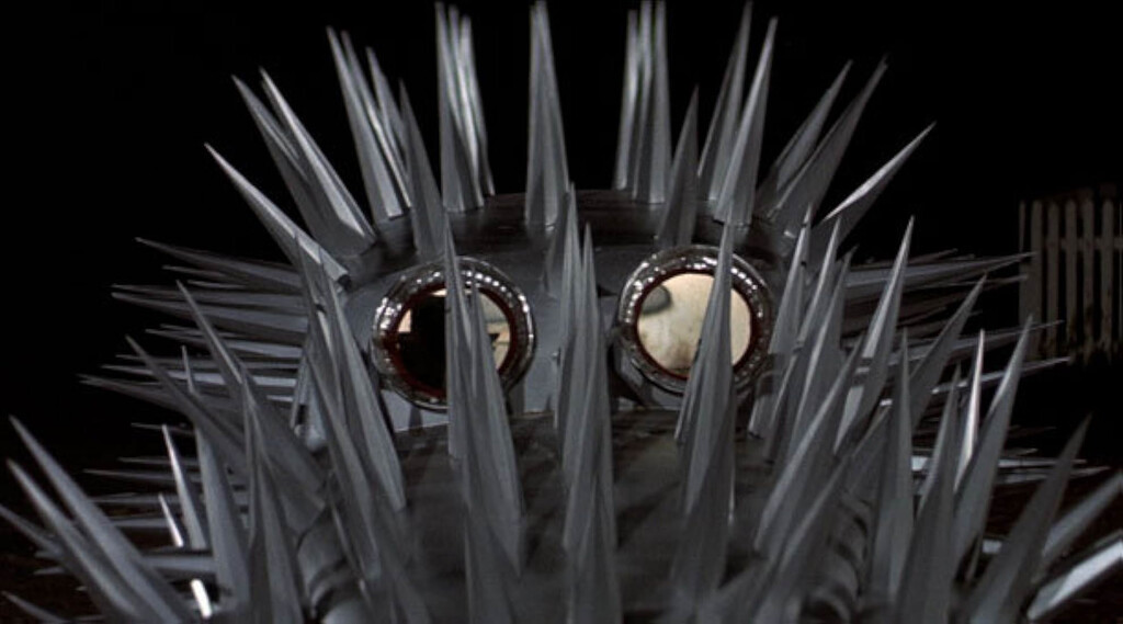 Entre coches mortíferos y un pueblo rural extraño, esta loca y recóndita película de culto acabó inspirando tanto a ‘Mad Max’ como una distopía de Sylvester Stallone