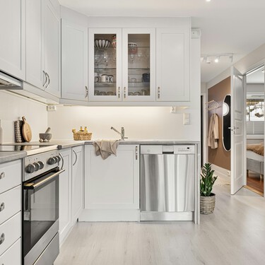 Para la cocina o la terraza: este mueble auxiliar parece una isla y suma estilo, espacio de trabajo y más cajones sin reformas 