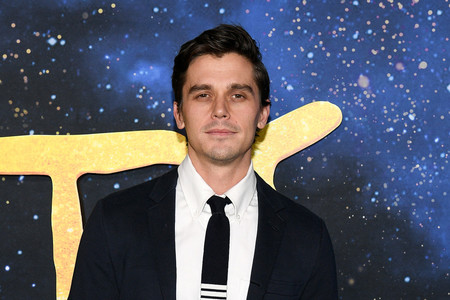 Antoni Porowski rompe esquemas en la alfombra roja al llevar falda a la premiere de 'Cats'