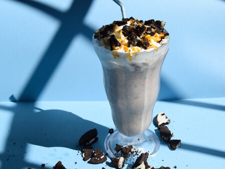 Receta de batido de galletas Oreo, un milkshake rápido y goloso para las meriendas de verano