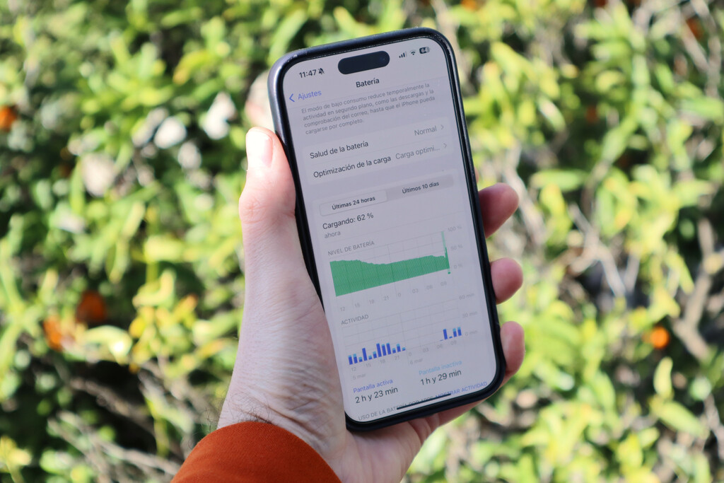 iOS 17.4 incluye una función muy útil para conocer la salud de la batería de tu iPhone. Así se usa 