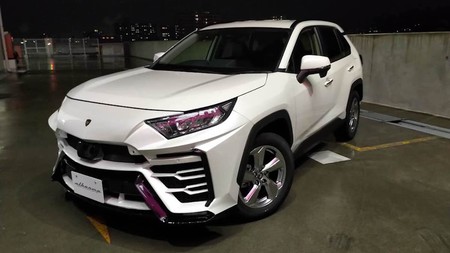 Si tienes 54 mil pesos, hay quien transformará a tu Toyota RAV4 en un "Lamborghini Urus"