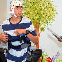 Crean un exoesqueleto que obedece las órdenes del cerebro para ayudar a andar a los niños con parálisis cerebral