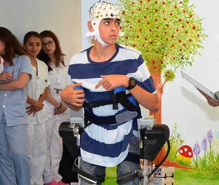 Crean un exoesqueleto que obedece las órdenes del cerebro para ayudar a andar a los niños con parálisis cerebral