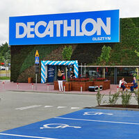 Decathlon vende por menos de 30 euros la chaqueta impermeable que sustituye para siempre al paraguas: varios colores disponibles  