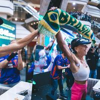 Brasileira de 55 anos bate recorde mundial após passar 7 dias correndo em uma esteira de shopping e completar 866 km 