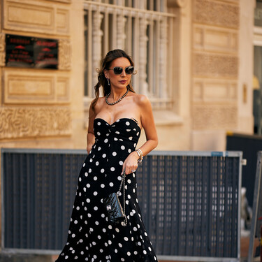 Mim rebaja las sandalias con taconcito color tinto que serán un must en cualquier look porque son discretas y brillantes