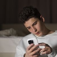 Los adolescentes ya no fuman, beben, se drogan o tienen mucho sexo entre ellos: ahora simplemente miran el móvil