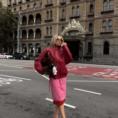 Las nuevas Adidas color cereza que mejor combinan con bikers de cuero y cómo llevarlas este inverno 