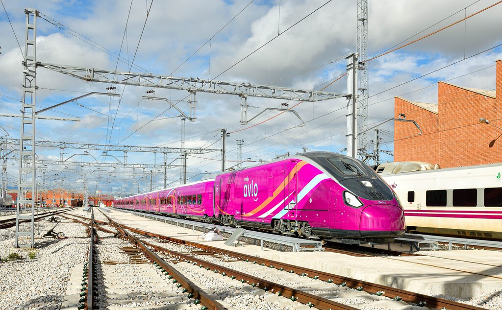 Talgo y Adif han emprendido una nueva batalla: quién compensará a Renfe su inversión en unos trenes AVRIL que se resquebrajan 