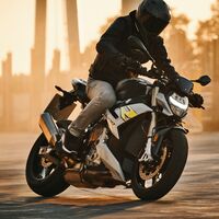 La BMW S 1000 R ya tiene precio: desde 16.370 euros para una naked deportiva con más tecnología y los mismos 165 CV