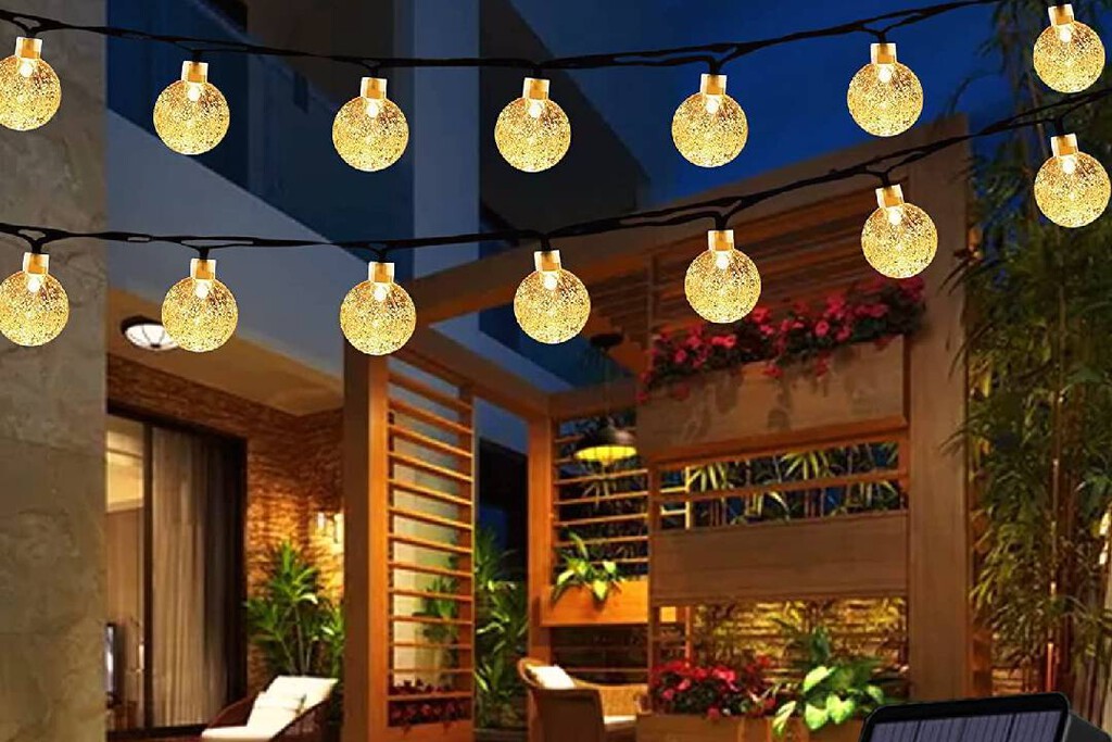 Ahora que se acerca el buen tiempo, ilumina tu jardín o terraza con esta guirnalda superventas en Amazon, disponible por menos de 15 euros 