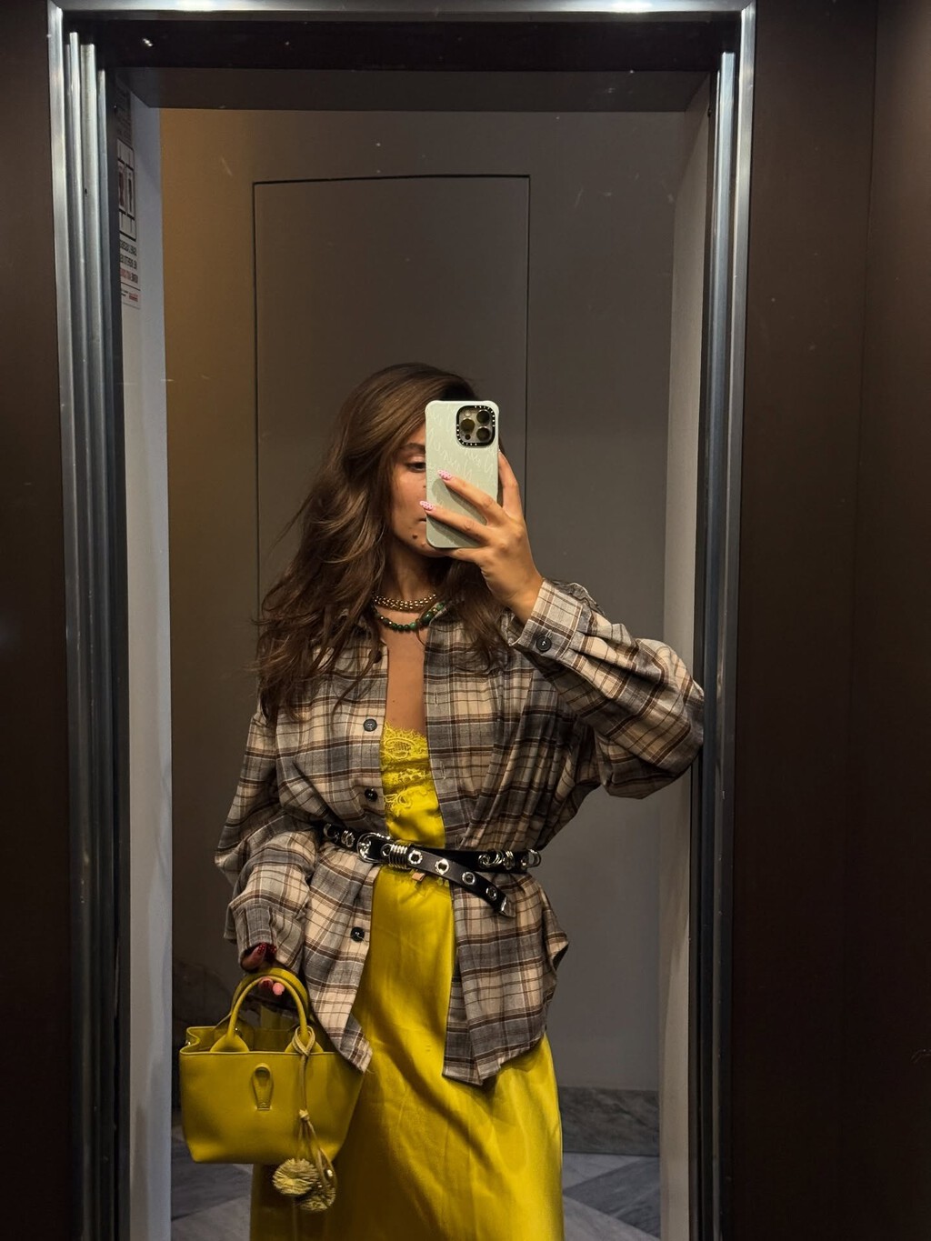 Gioseppo agotará los botines con taconcito y detalles bordados más elegantes del otoño