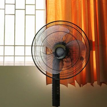 Leonardo Rogel, arquitecto: "Los ventiladores no enfrían el aire, pero pueden refrescar mejor si por la noche se colocan delante de la ventana"  