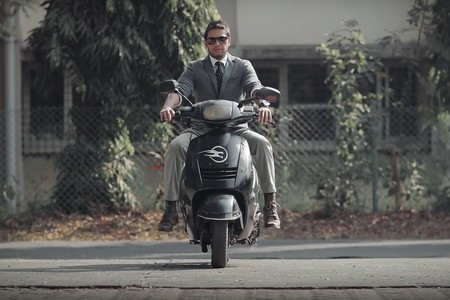 La moto eléctrica más obediente del mundo: aparca sola con una orden de voz y mantiene el equilibrio por ti