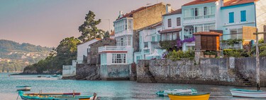 Este pueblo pesquero de Galicia con casas coloniales de colores colgando sobre el mar es como una postal caribeña