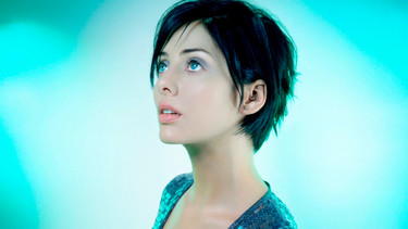 Natalie Imbruglia vuelve a las versiones para retomar su carrera musical, empezando por el 'Instant Crush' de Daft Punk