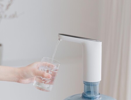Este ingenioso gadget de Xiaomi convierte cualquier botella de plástico en un dispensador de agua y hoy lo tienes por 11 euros