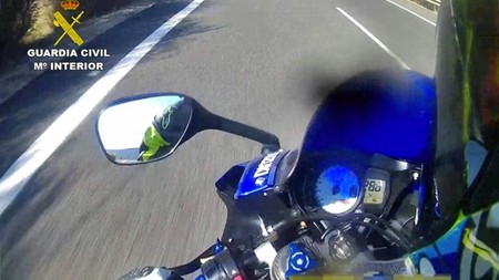 Cagada nivel: cazados por grabarse a más de 280 km/h, perder la cámara y que la encuentre la Guardia Civil