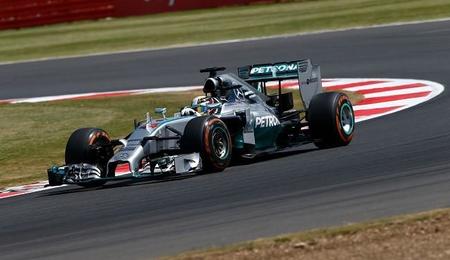 Lewis Hamilton aprovecha el abandono de Nico Rosberg y aprieta el Mundial