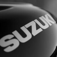 Depois de mais de 20 anos, a Suzuki mudou seu logo; o motivo: para que você o enxergue melhor no celular 