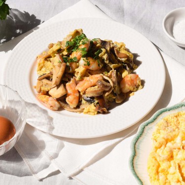 Le gusta al 'foodie' y al amante de las proteínas: la receta ochentera que sabe a menú del día, con huevos y gambas 