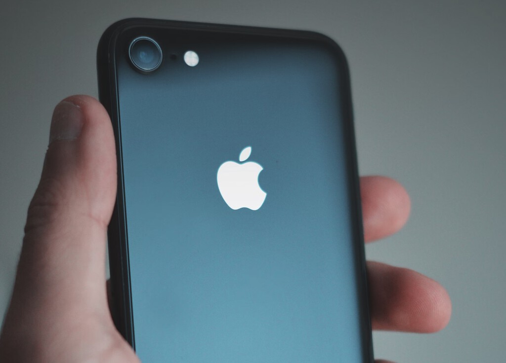Lo han intentado matar muchas veces, pero el iPhone SE es el favorito de mis clientes (y de otros cuantos millones de personas) Lo han intentado matar muchas veces, pero el iPhone SE es el favorito de mis clientes (y de otros cuantos millones de personas)