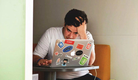 Arrestan a un adolescente por hackear a sus profesores y cambiar las notas: "fue como robar caramelos a un bebé"