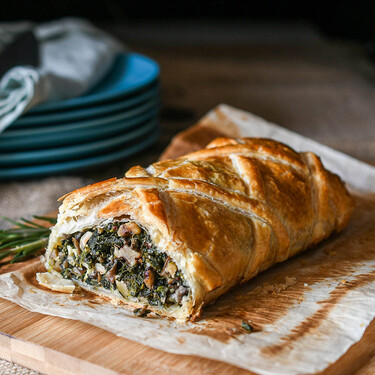 Hojaldre de espinacas, setas y frutos secos: receta vegetariana, fácil y saludable