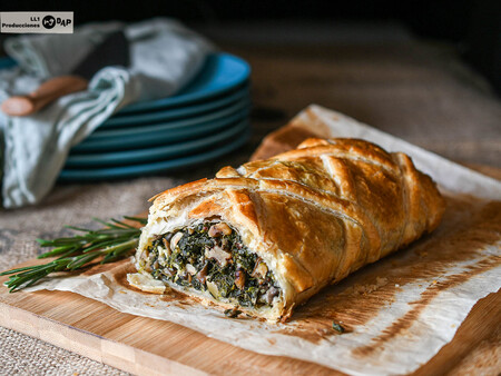 Hojaldre de espinacas, setas y frutos secos: receta vegetariana, fácil y saludable