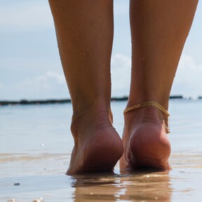 Tres cremas que sí funcionan para reparar talones agrietados y lucir sandalias desde mañana mismo 