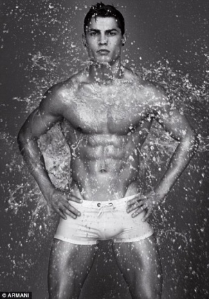 Cristiano Ronaldo también se moja para Armani
