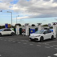 Uno de cada tres conductores de coches eléctricos dice que volvería a uno de gasolina o diésel porque los eléctricos son insufribles en los viajes largos