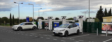 Uno de cada tres conductores de coches eléctricos dice que volvería a uno de gasolina o diésel porque los eléctricos son insufribles en los viajes largos