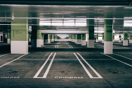 Si los aparcamientos funcionasen como estas campas de coches se podría ahorrar un 60% de espacio