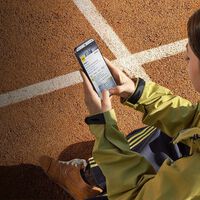 Celular Android de gama media con hasta 24 GB de RAM y pantalla brillante. Tiene el doble de batería que muchos teléfonos  