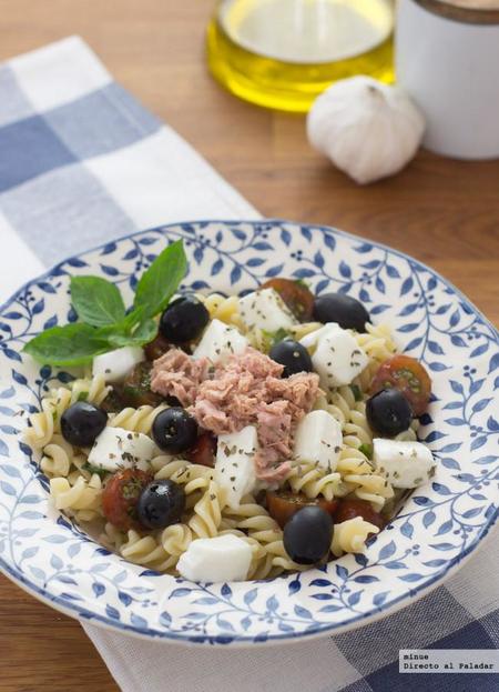 Ensalada fusilli con mozzarella y atún. Receta de verano