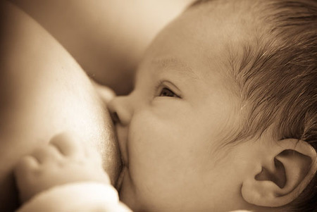 Prohíben a una madre amamantar en público en una comisaría