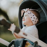 No le des el móvil a tu bebé cuando pasea en cochecito: la pantalla es una barrera para la vida real